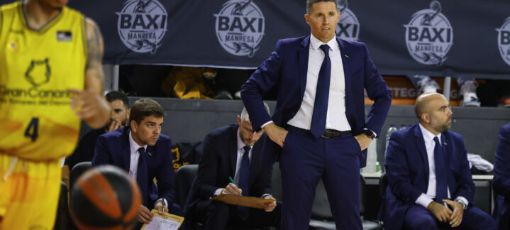 pero lo de hoy es una decepción""",Entrenador del CB Gran Canaria observa el partido mientras el equipo está en acción.