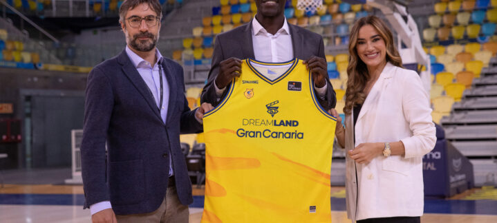 Presentación del patrocinador principal Dreamland Studios Canarias con la camiseta del CB Gran Canaria.