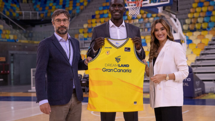 Presentación del patrocinador principal Dreamland Studios Canarias con la camiseta del CB Gran Canaria.