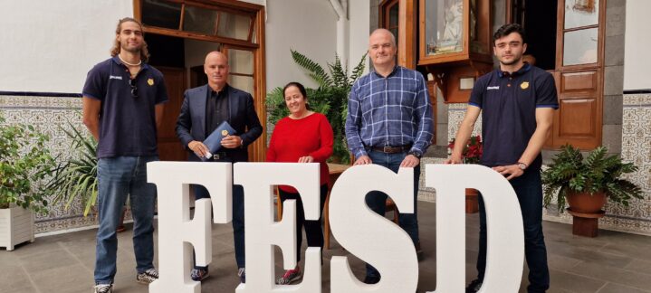 Representantes del CPEIPS San José FESD posan junto a letras grandes que forman ""FESD"".