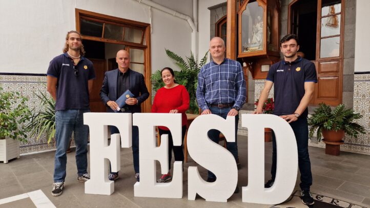 Representantes del CPEIPS San José FESD posan junto a letras grandes que forman ""FESD"".