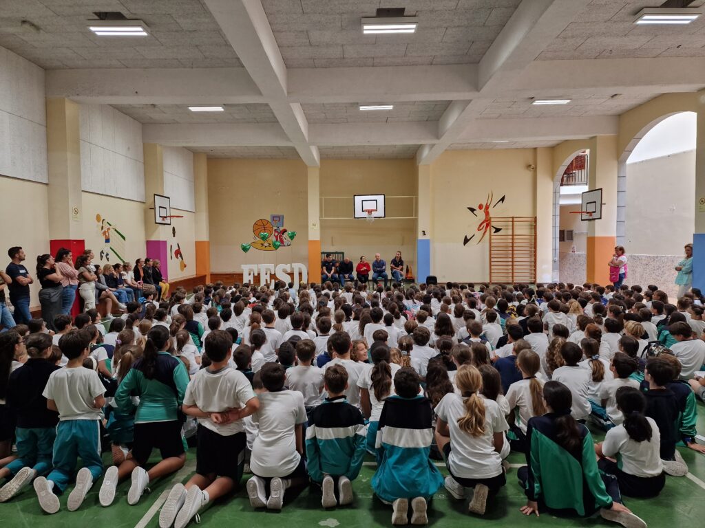 Gran número de estudiantes en el evento de presentación de la escuela de baloncesto.