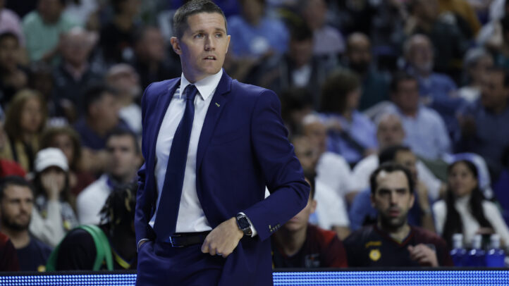 Entrenador Jaka Lakovic en la cancha durante un partido del Club Baloncesto Gran Canaria.