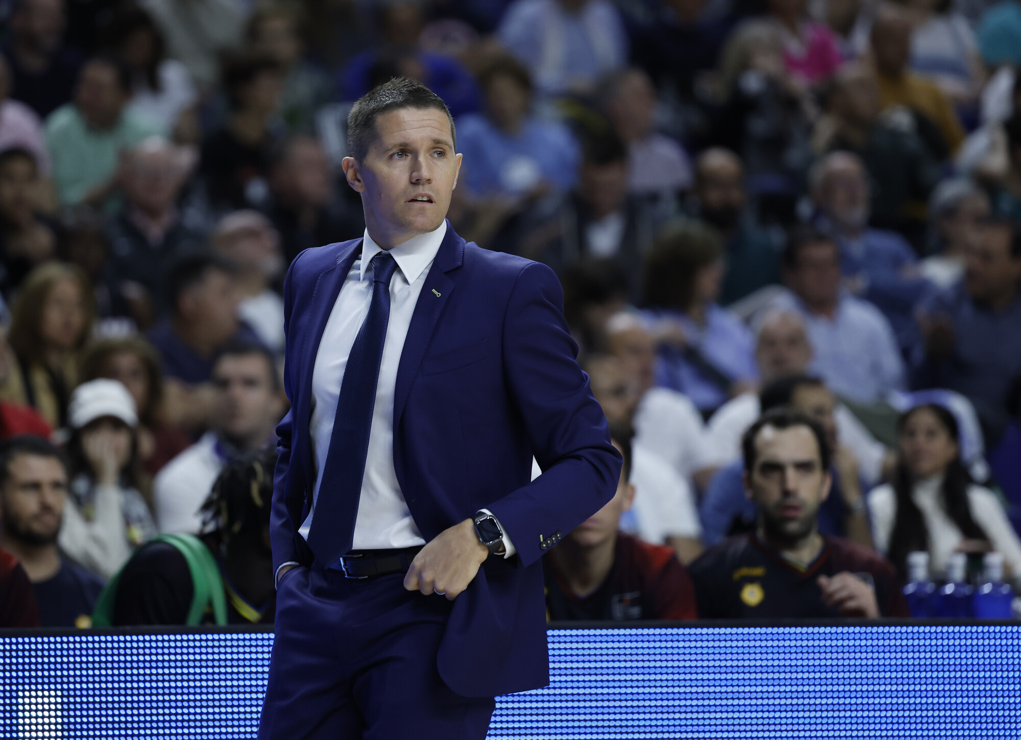 Entrenador Jaka Lakovic en la cancha durante un partido del Club Baloncesto Gran Canaria.