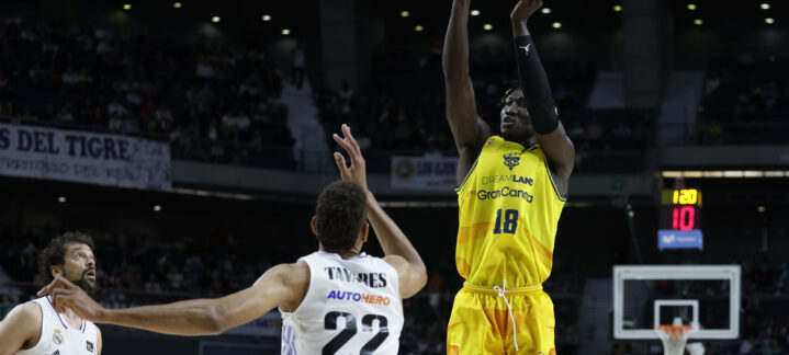 Khalifa Diop lanza a canasta durante un partido de baloncesto.