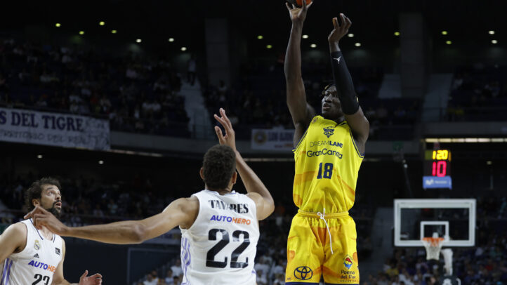 Khalifa Diop lanza a canasta durante un partido de baloncesto.
