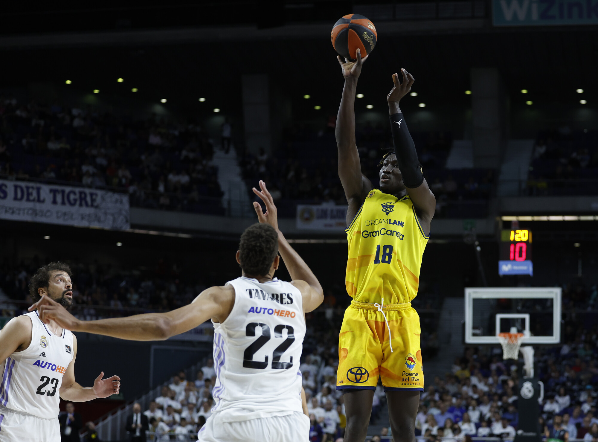 Khalifa Diop lanza a canasta durante un partido de baloncesto.