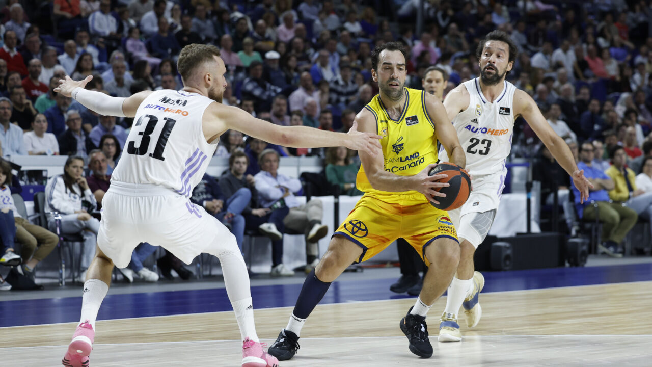 Partido de baloncesto entre Real Madrid y Dreamland Gran Canaria en acción.