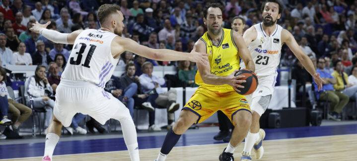 Partido de baloncesto entre Real Madrid y Dreamland Gran Canaria en acción.
