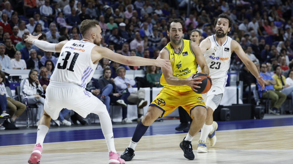 Partido de baloncesto entre Real Madrid y Dreamland Gran Canaria en acción.
