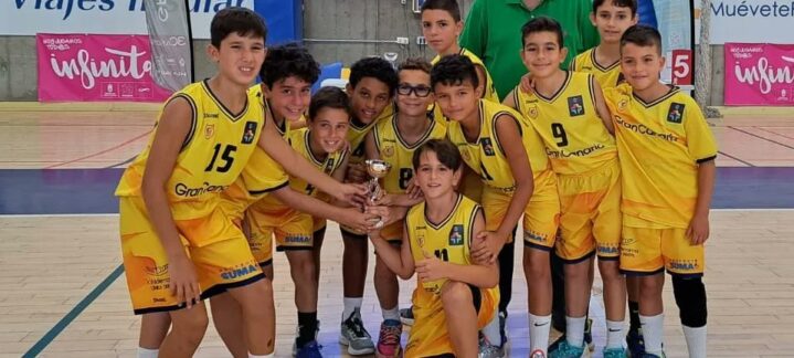 Equipo masculino preminibasket del Gran Canaria posando con trofeo tras un torneo.