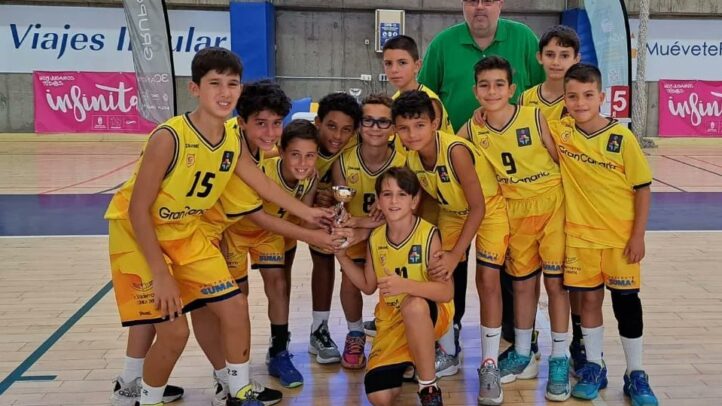 Equipo masculino preminibasket del Gran Canaria posando con trofeo tras un torneo.