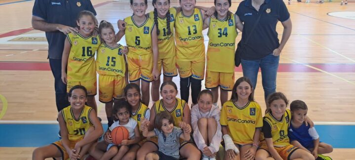 Equipo femenino preminibasket del Gran Canaria posando en un pabellón deportivo.