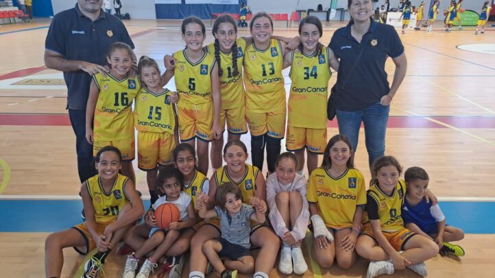 Equipo femenino preminibasket del Gran Canaria posando en un pabellón deportivo.