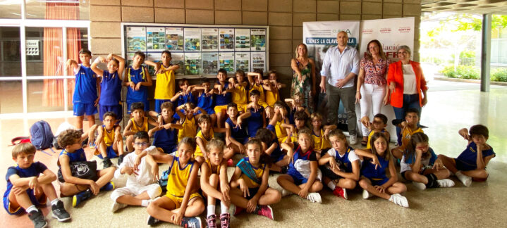 Grupo de niños en ropa deportiva, posando con representantes del CB Gran Canaria.