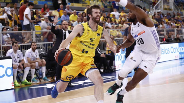 Baloncestista del Gran Canaria driblando bajo presión en un partido de la Liga Endesa.