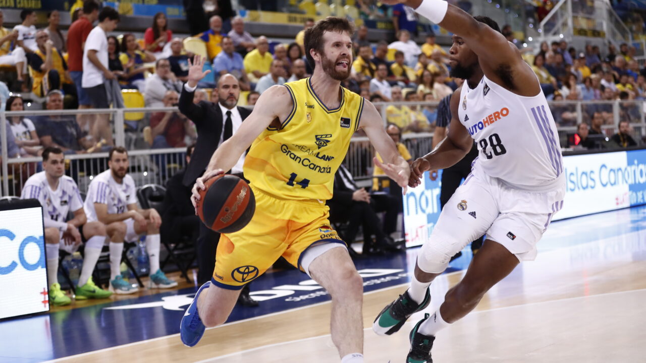 Jugador del Dreamland Gran Canaria driblando mientras es defendido por un oponente.
