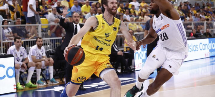 Jugador del Dreamland Gran Canaria driblando mientras es defendido por un oponente.