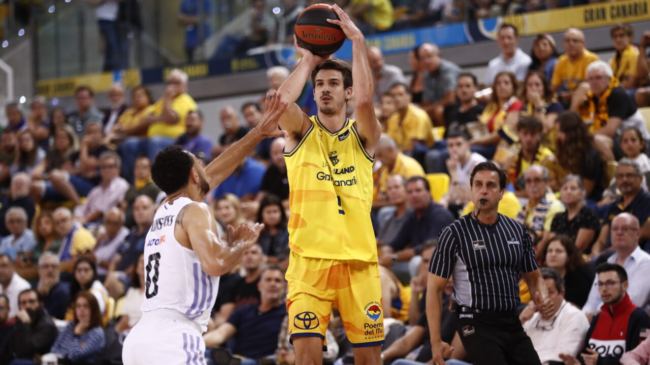 Nico Brussino lanzando el balón durante un partido del Club Baloncesto Gran Canaria.