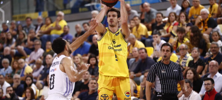 Nico Brussino lanzando el balón durante un partido del Club Baloncesto Gran Canaria.