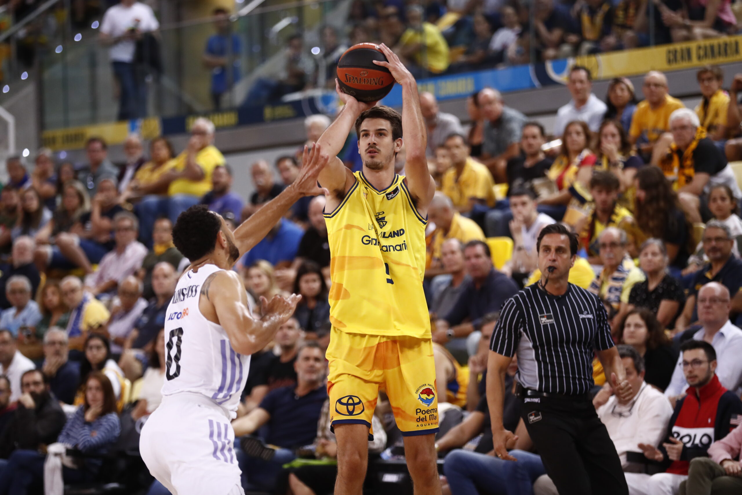 Nico Brussino lanzando el balón durante un partido del Club Baloncesto Gran Canaria.