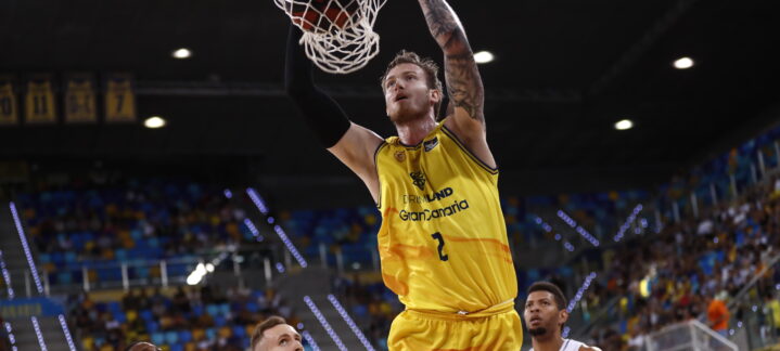 Balcerowski encesta en un partido del Club Baloncesto Gran Canaria, rodeado de rivales.