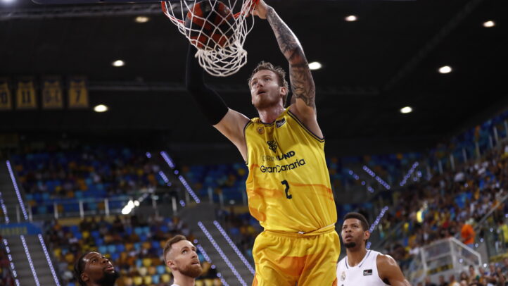 Balcerowski encesta en un partido del Club Baloncesto Gran Canaria, rodeado de rivales.
