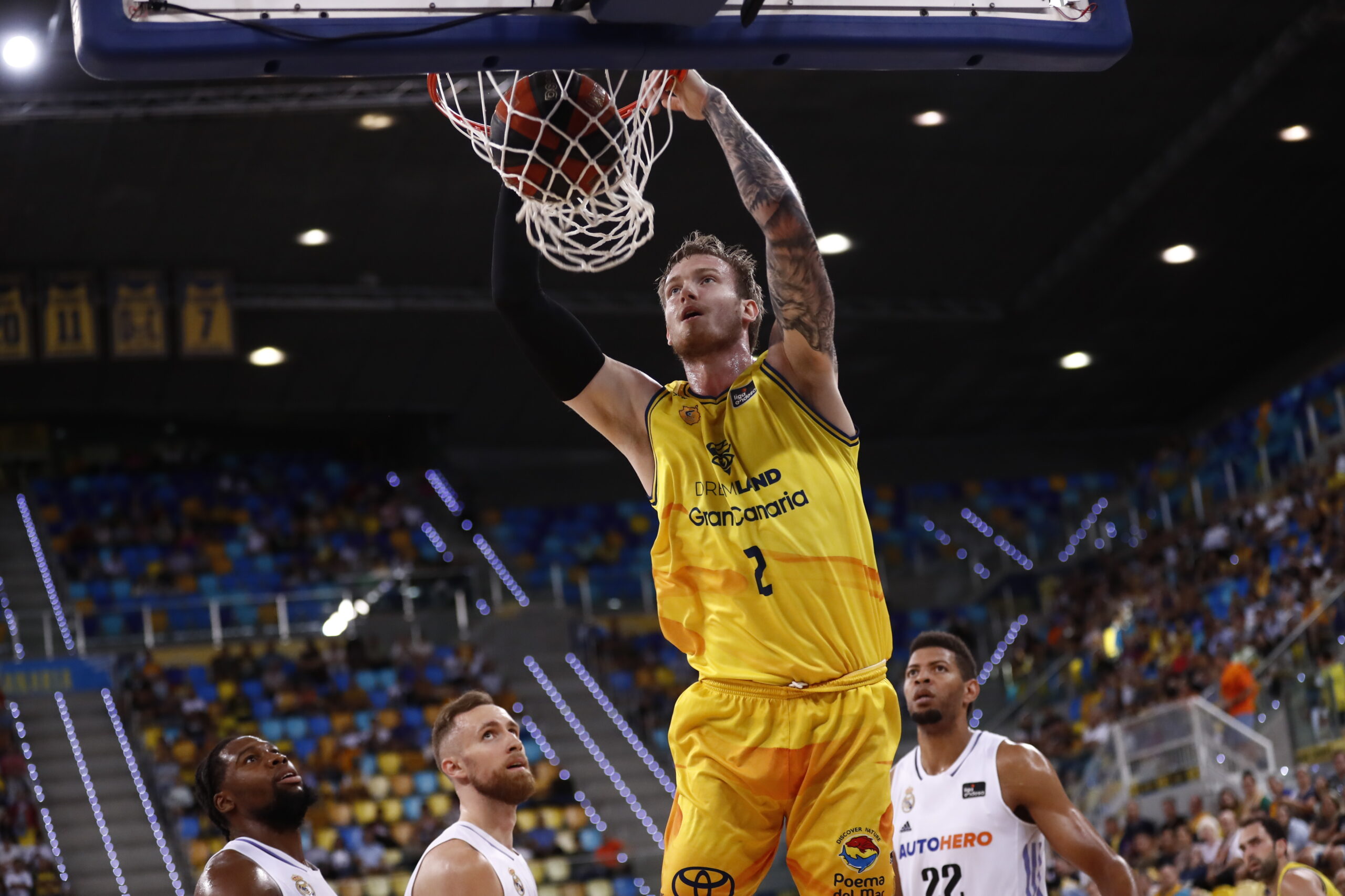 Balcerowski encesta en un partido del Club Baloncesto Gran Canaria, rodeado de rivales.