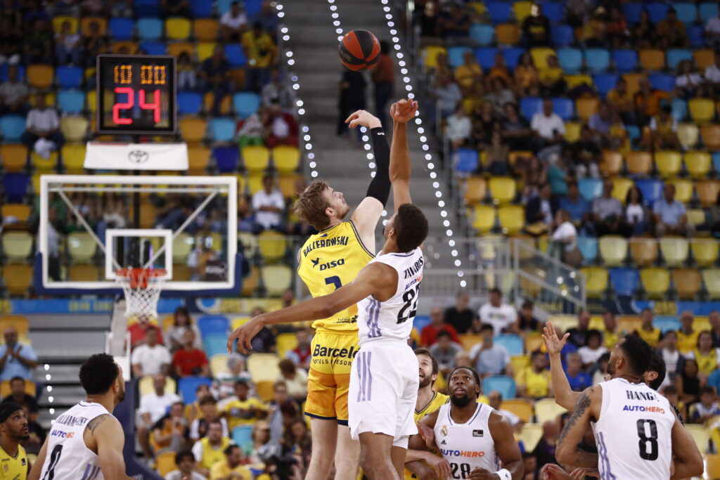Salto inicial entre jugadores de baloncesto en un partido del Dreamland Gran Canaria.