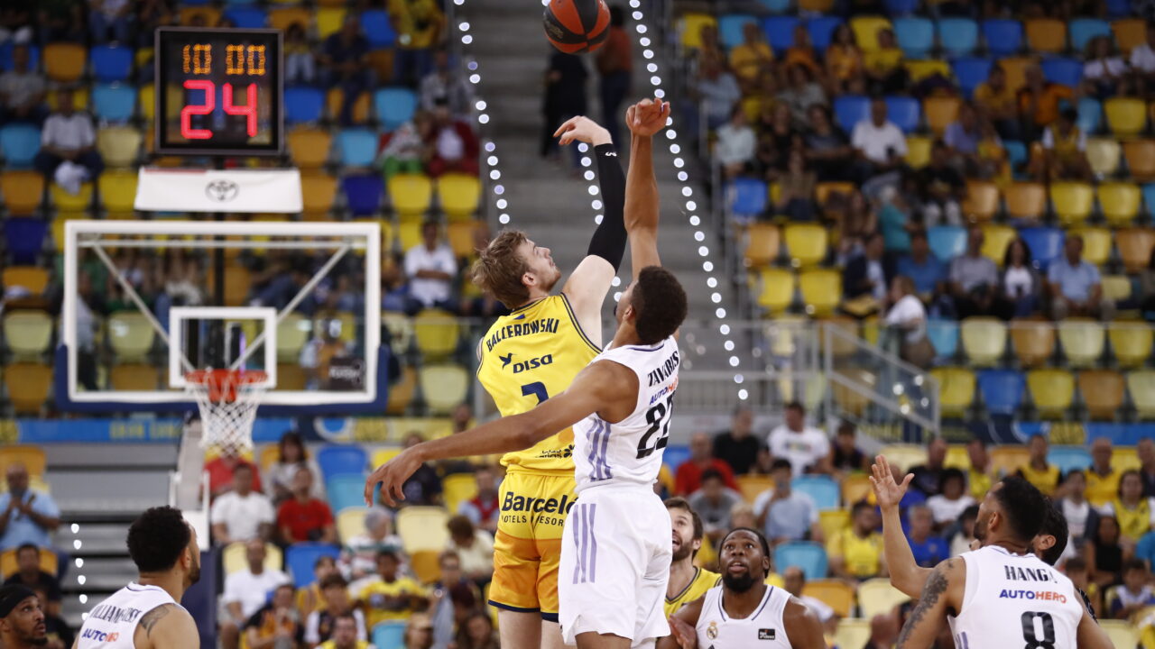 Salto inicial entre jugadores de baloncesto en un partido del Dreamland Gran Canaria.