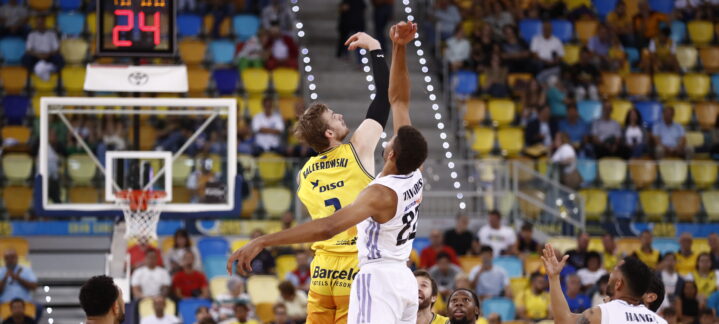 Salto inicial entre jugadores de baloncesto en un partido del Dreamland Gran Canaria.