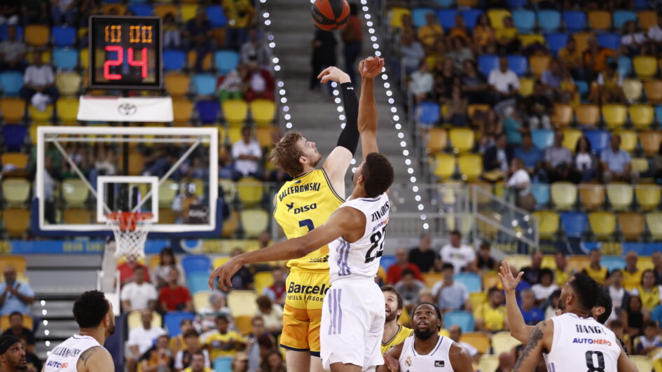 Salto inicial entre jugadores de baloncesto en un partido del Dreamland Gran Canaria.