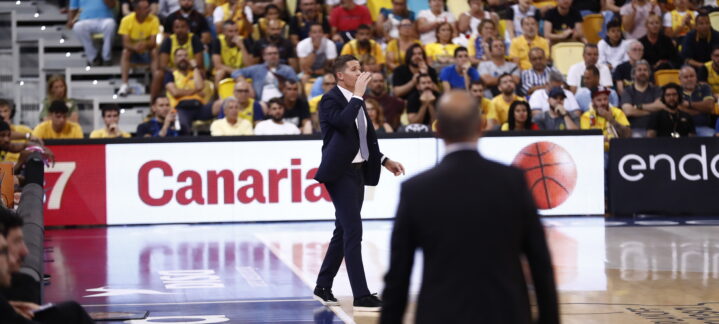 Jaka Lakovic dirigiendo a su equipo durante un partido, con afición al fondo.