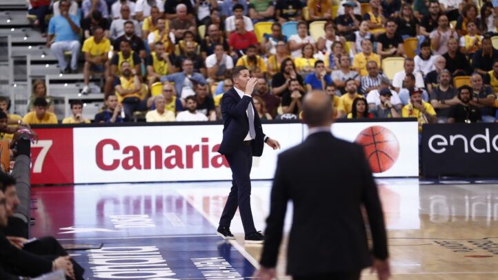 Jaka Lakovic dirigiendo a su equipo durante un partido, con afición al fondo.