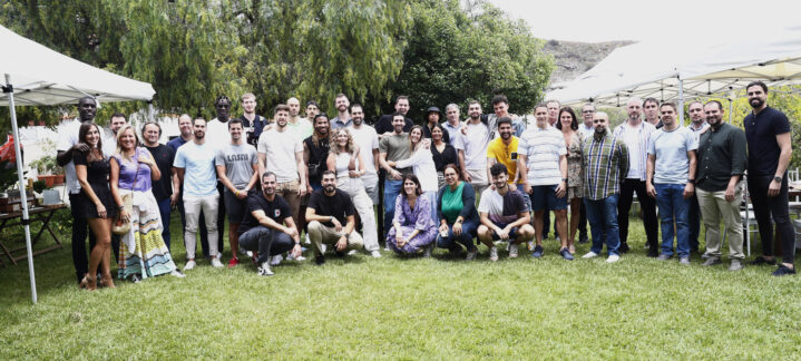Almuerzo de clausura con el equipo, rodeados de naturaleza y buena compañía.