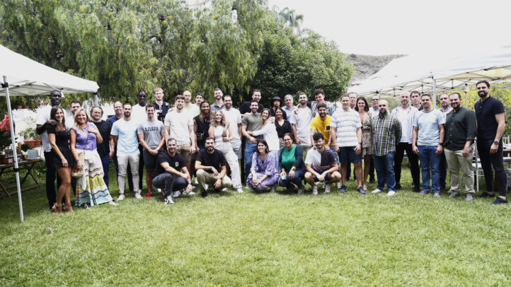 Almuerzo de clausura con el equipo, rodeados de naturaleza y buena compañía.