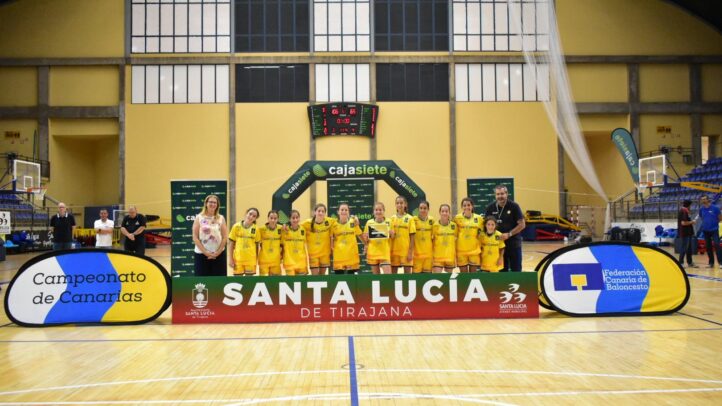 Jugadoras del minibasket femenino del Gran Canaria con trofeo en el Campeonato de Canarias.