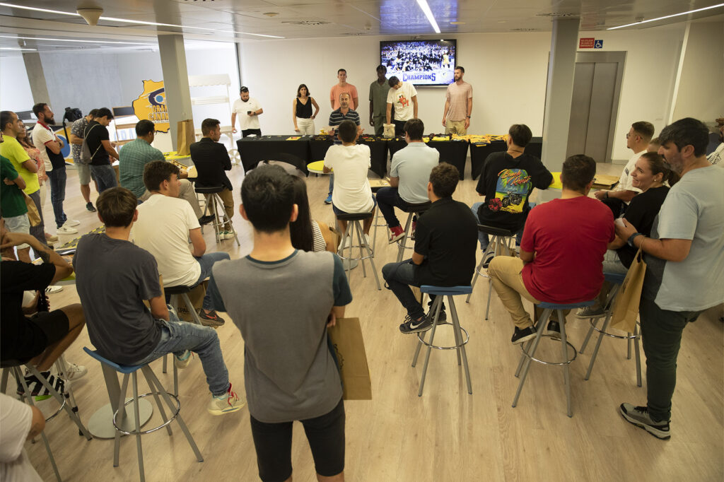 Voluntarios del Club Baloncesto Gran Canaria reunidos en un evento de cierre de campaña.