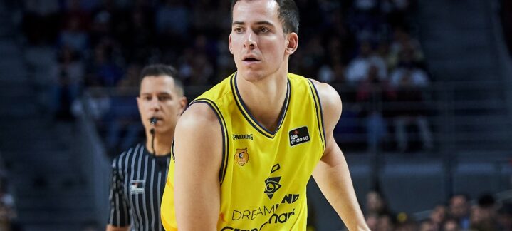 Miquel Salvó con balón, luciendo la camiseta del Dreamland Gran Canaria en un partido.