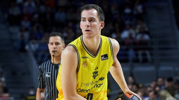 Miquel Salvó con balón, luciendo la camiseta del Dreamland Gran Canaria en un partido.