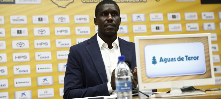 Rueda de prensa del Club Baloncesto Gran Canaria con un portavoz y un monitor.