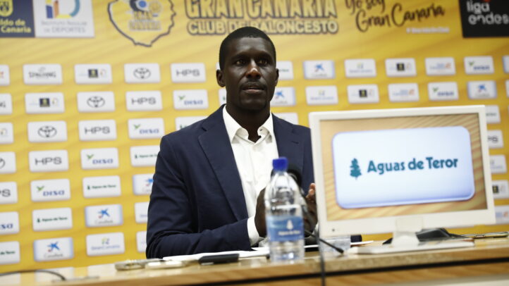 Rueda de prensa del Club Baloncesto Gran Canaria con un portavoz y un monitor.