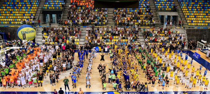 Jornada de 'Baloncesto sin límites' con equipos en la cancha del Gran Canaria Arena.