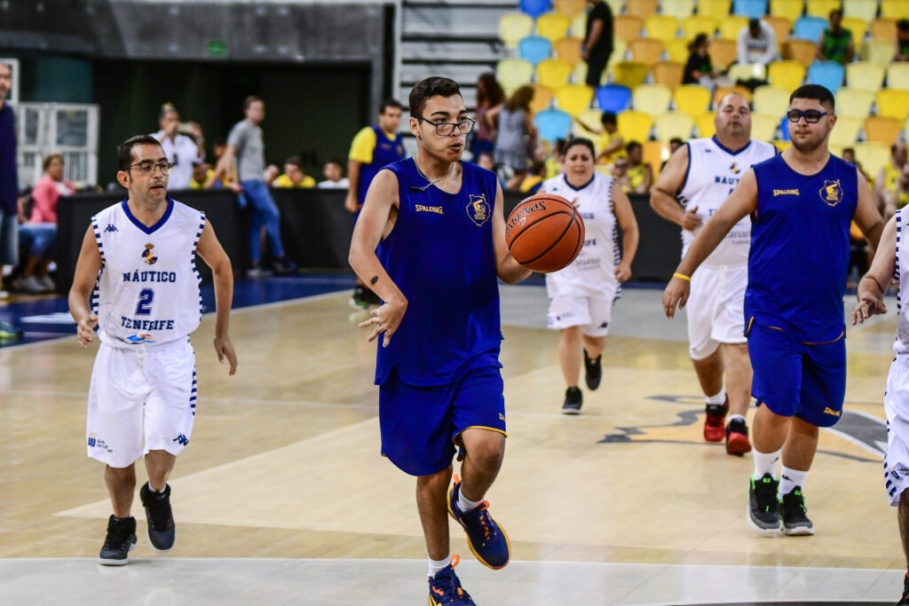 Jugadores en acción durante el evento 'Baloncesto sin límites' en el Gran Canaria Arena.