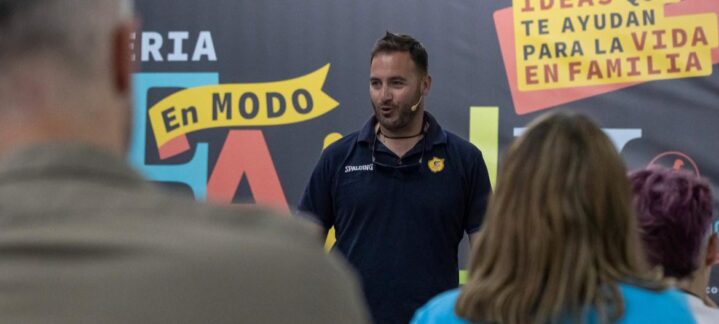 director del Proyecto Suma, presente en la Feria En Modo Family","Javi Choren habla en la Feria En Modo Family, con público atento detrás.