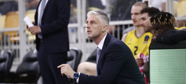 Manuel Peña sentado en la banca del Dreamland Gran Canaria durante un partido.