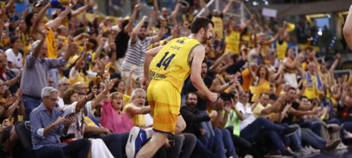John Shurna celebra con entusiasmo mientras los aficionados animan en el estadio.