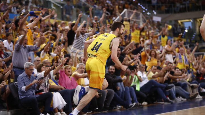 John Shurna celebra con entusiasmo mientras los aficionados animan en el estadio.