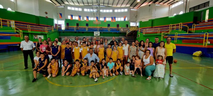 Cierre del curso 2022-23 de la escuela de baloncesto en San Mateo, con participantes y familiares.