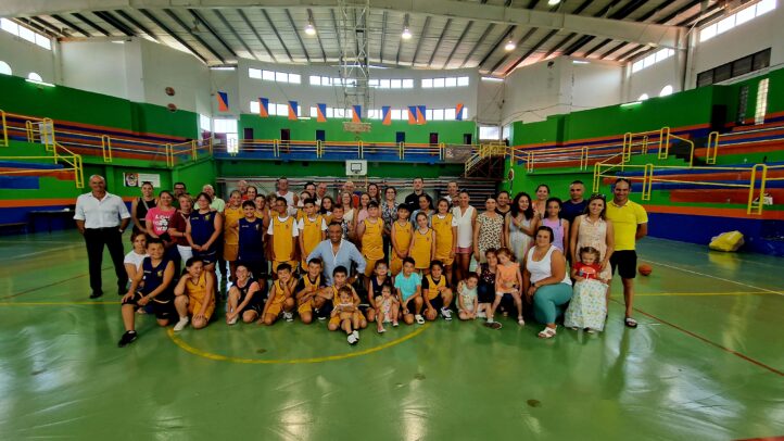 Cierre del curso 2022-23 de la escuela de baloncesto en San Mateo, con participantes y familiares.